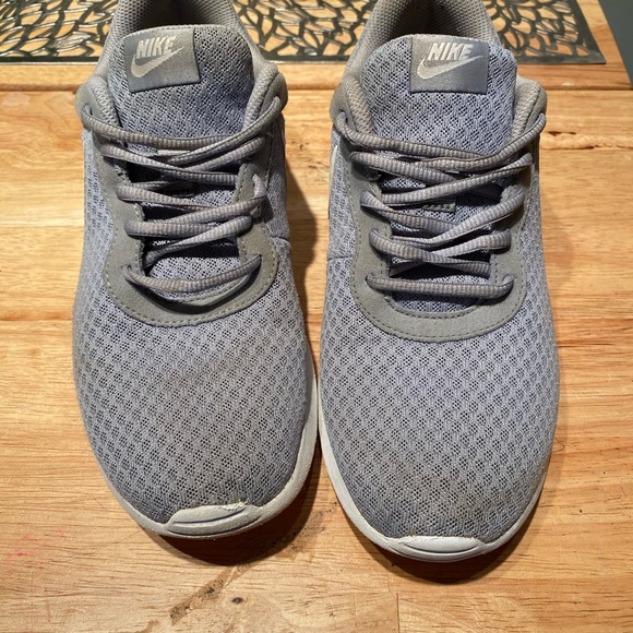 Nike Men’s  Tanjun Shoes gray size 8 - Picture 2 of 4